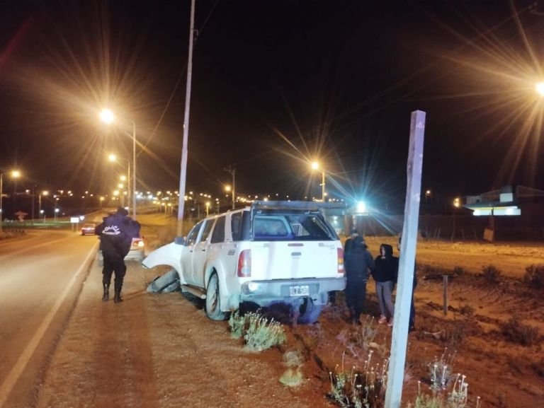  Combustible derramado en el asfalto provocó un accidente en rotonda del camino “Mario Morejón”