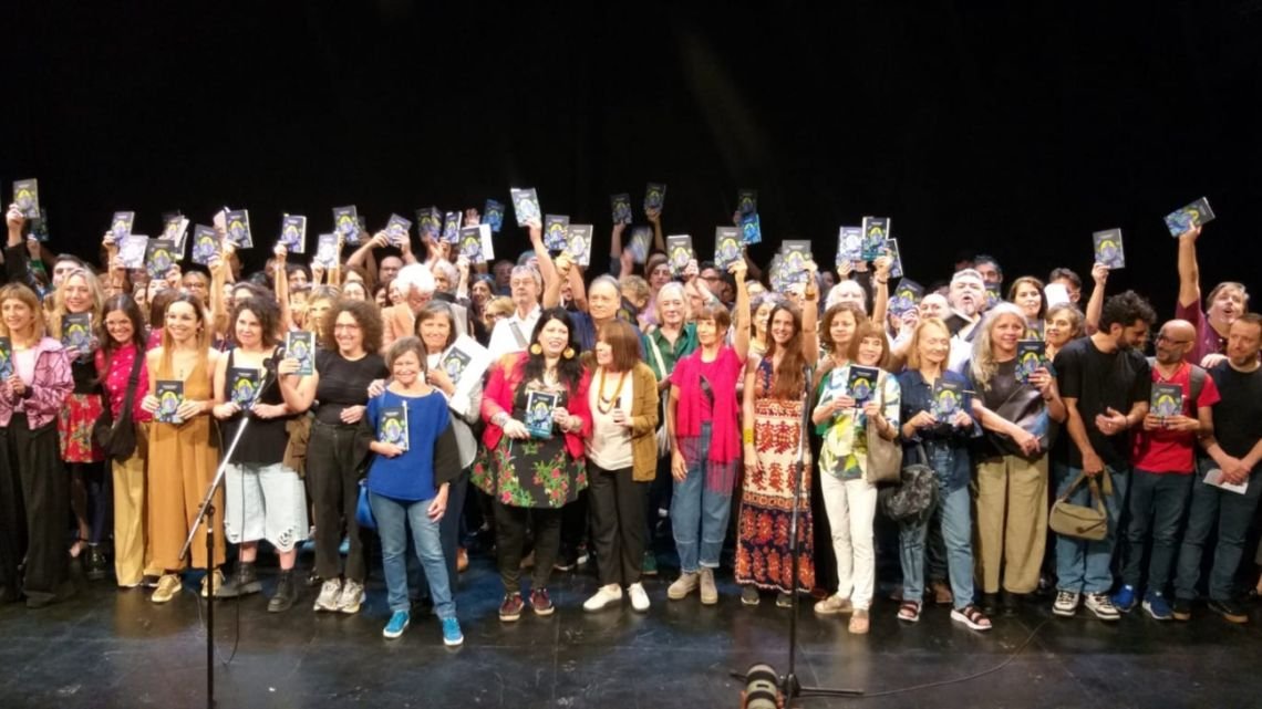 “Cometierra”: cientos de personas en la lectura del libro que enfrentó a Axel Kicillof y Victoria Villarruel