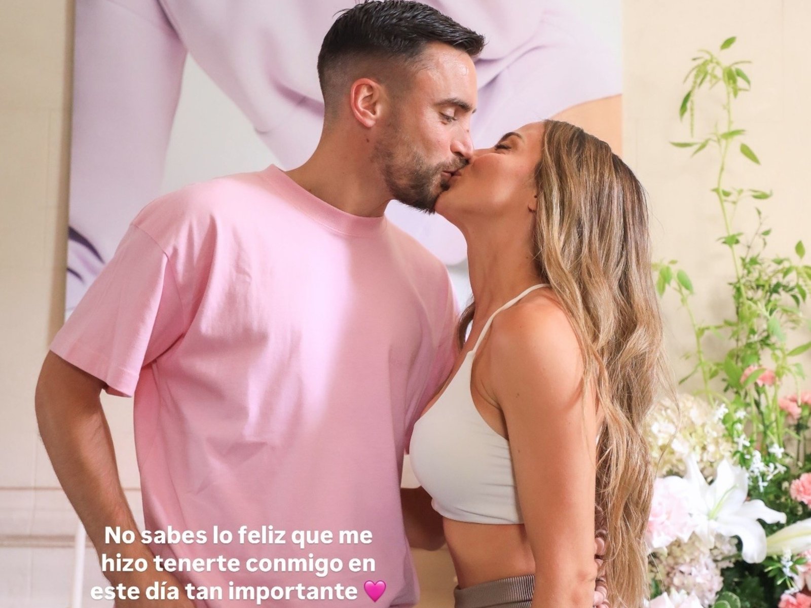 Con Tagliafico y amigas de la Scaloneta, Caro Calvagni presentó su colección de ropa en Buenos Aires