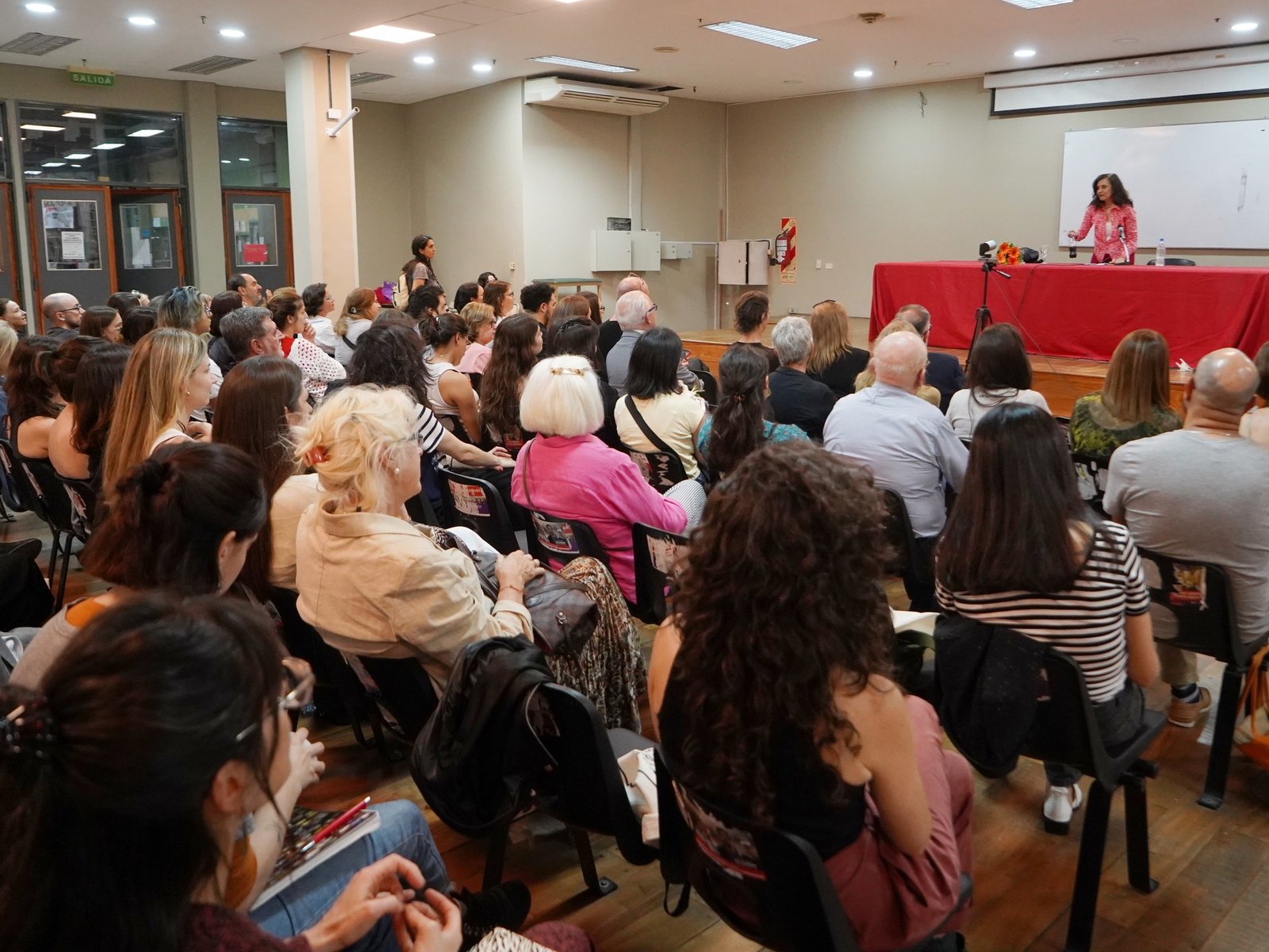 Con una clase magistral atípica, Andrea Giunta se despidió como profesora en la UBA