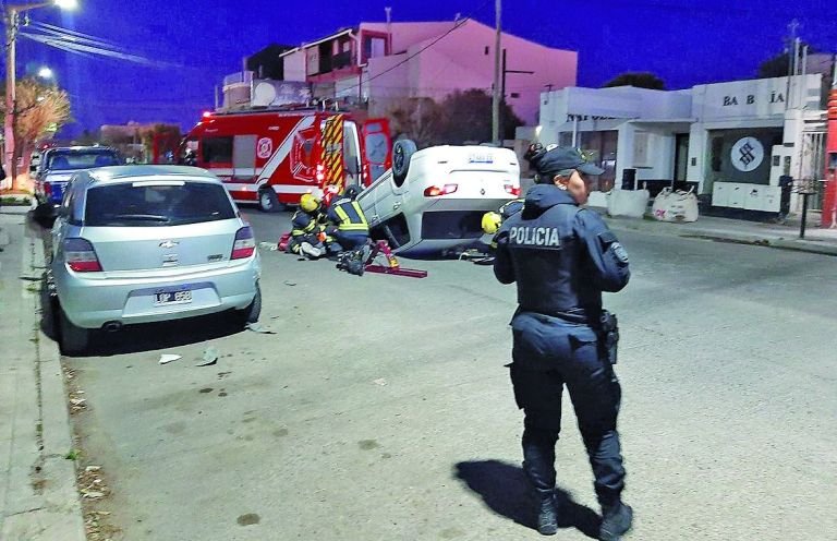 Conductor lesionado tras volcar el auto después de chocar con otro estacionado