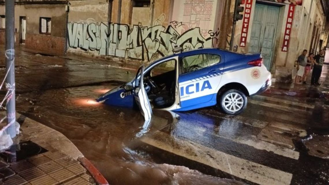 Córdoba: un socavón “tragó” a un móvil policial en Alberdi durante la tormenta