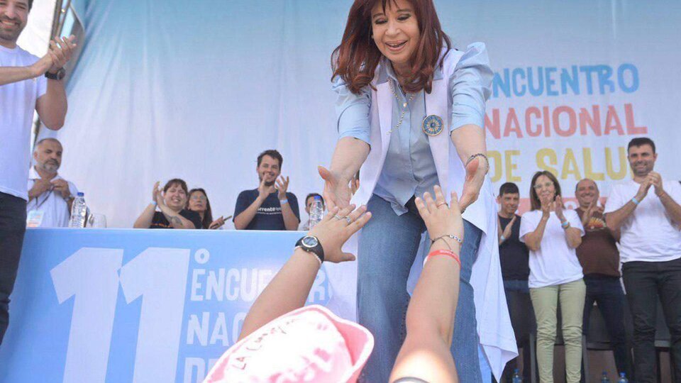 Cristina Kirchner en Rosario: dardos a Milei, chicana por prepagas y el pulso del peronismo | “Ya que sos tan guapo, animate y desregulá los medicamentos”