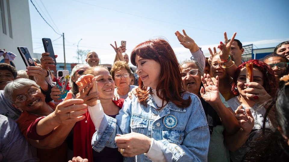 Cristina Kirchner vuelve a recorrer el conurbano en su primera aparición como presidenta del PJ  | Visitó una planta de reciclado en Villa Fiorito