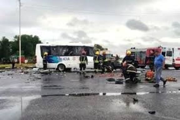 Cuatro policías fallecidos tras terrible choque en el “cruce de la muerte”