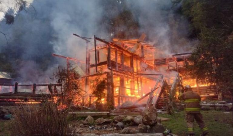 Dantesco incendio destruyó por completo un hostel en Las Golondrinas