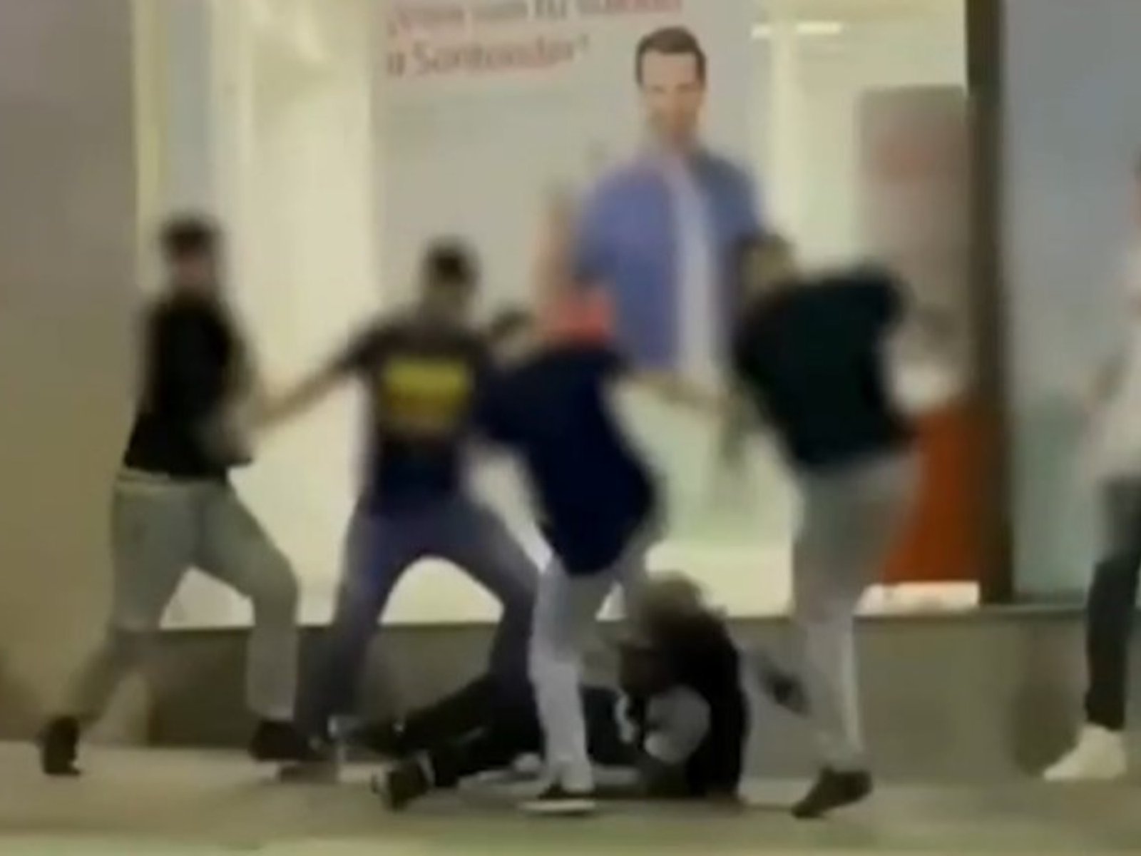 Dejaron inconsciente a un joven de una patada en la cabeza durante una salvaje pelea en Córdoba