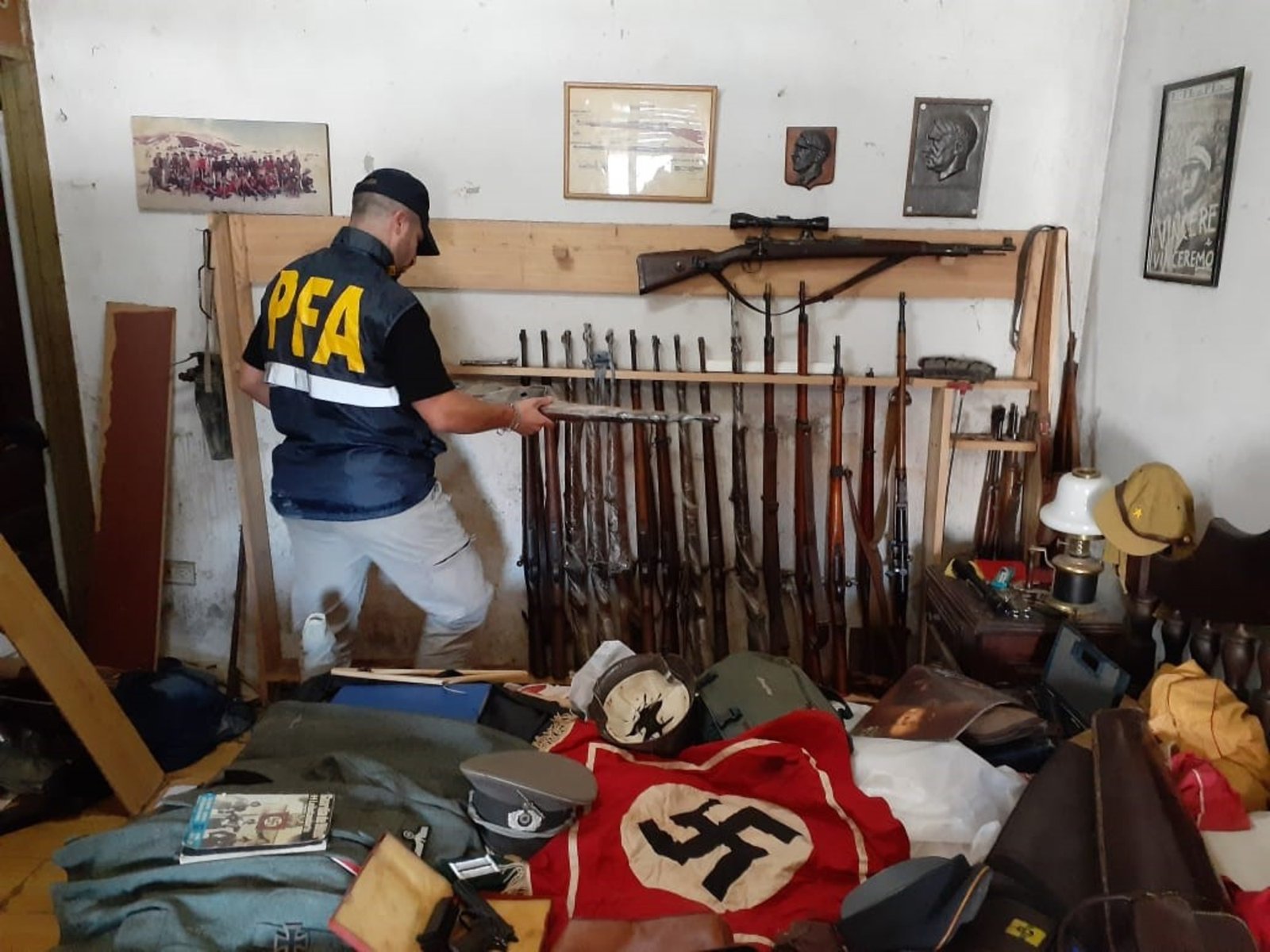 Desbaratan una banda internacional que traficaba simbología nazi y armas al exterior: un detenido en Quilmes