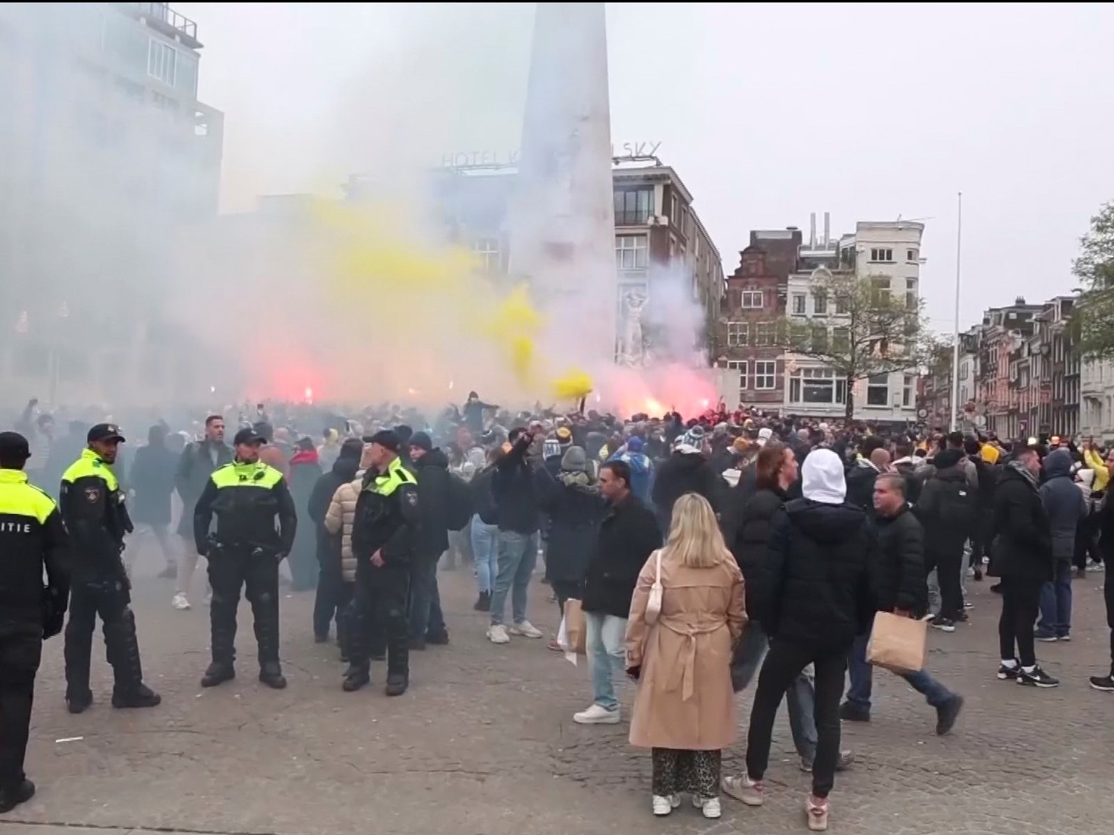 Destrozos, heridos, más de 60 detenidos y un conflicto diplomático en Amsterdam tras una batalla campal entre hinchas israelíes y grupos propalestinos