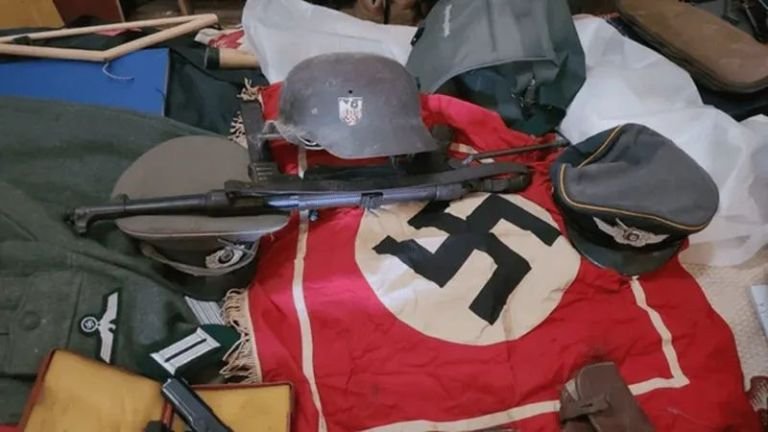 Detienen a un hombre con un arsenal de armas y simbología nazi en su domicilio