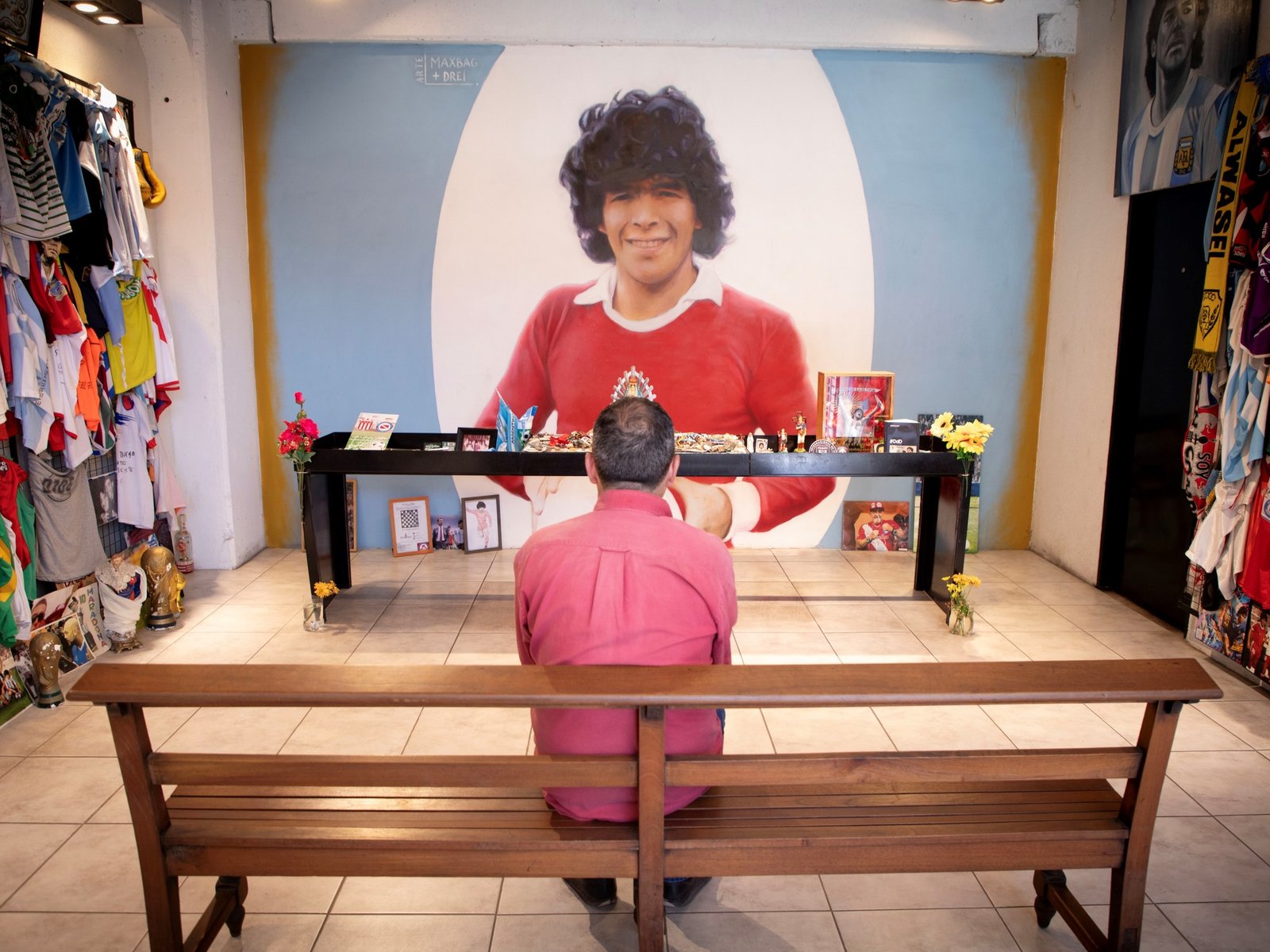 Diego Maradona murió hace cuatro años y la duda persiste: ¿ser humano o extraterrestre?