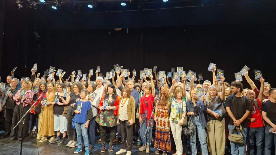 Dolores Reyes: “¡Aguanten los libros, siempre!” | La lectura colectiva de “Cometierra” en el teatro Picadero para exorcizar la violencia y la injusticia