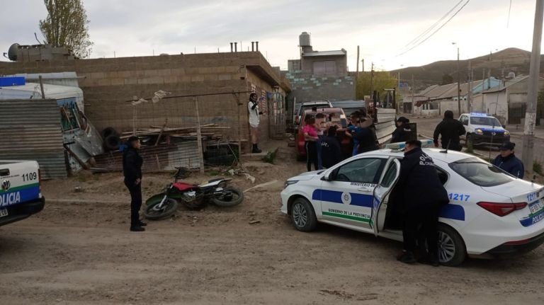 Dos policías lesionados, un patrullero dañado y dos revoltosos por resistirse a sus detenciones