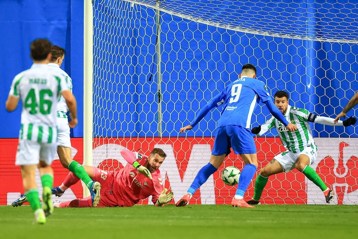 El Betis mancha su partido 100 en Europa con una ridícula derrota ante el Mladá Boleslav | Fútbol | Deportes