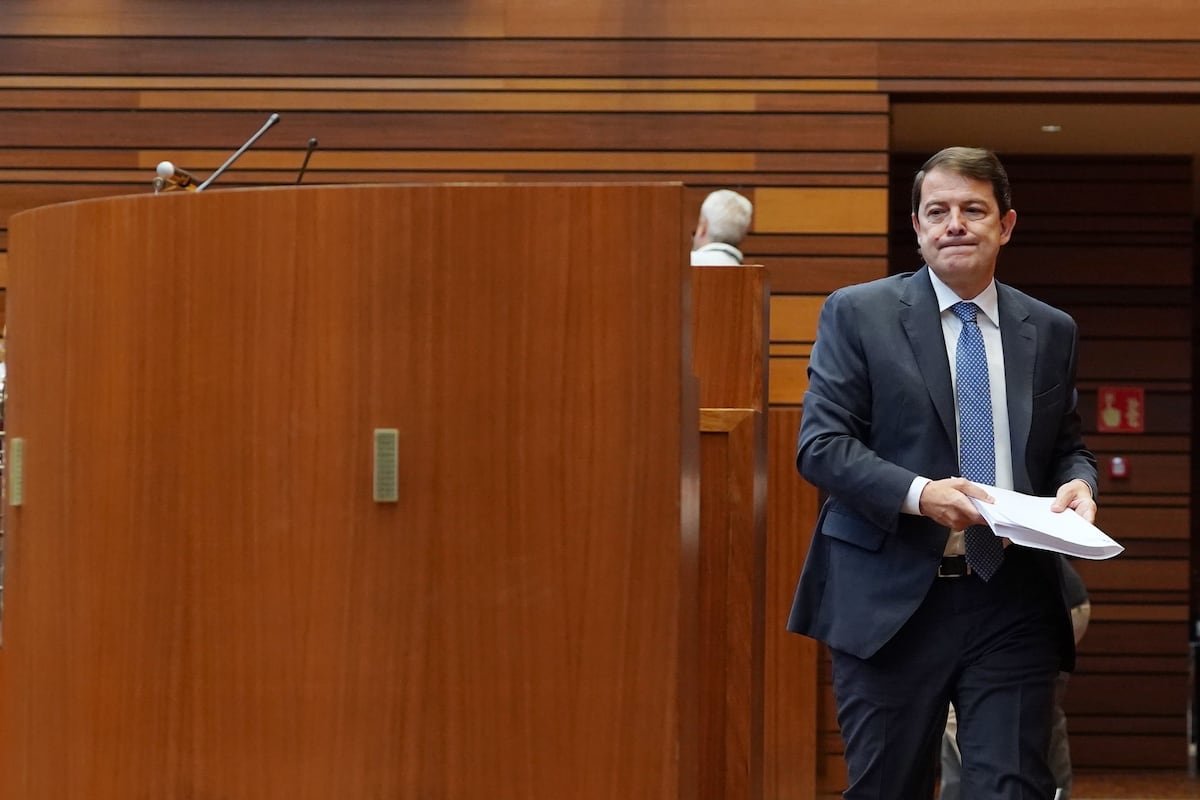 El PSOE de Castilla y León se abstiene en el techo de gasto de Mañueco y lo fuerza a negociar Presupuestos sin mayoría | España