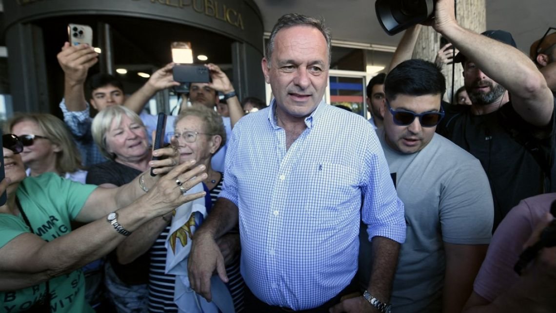 El candidato Álvaro Delgado reconoció “con tristeza” la victoria de Yamandú Orsi en Uruguay