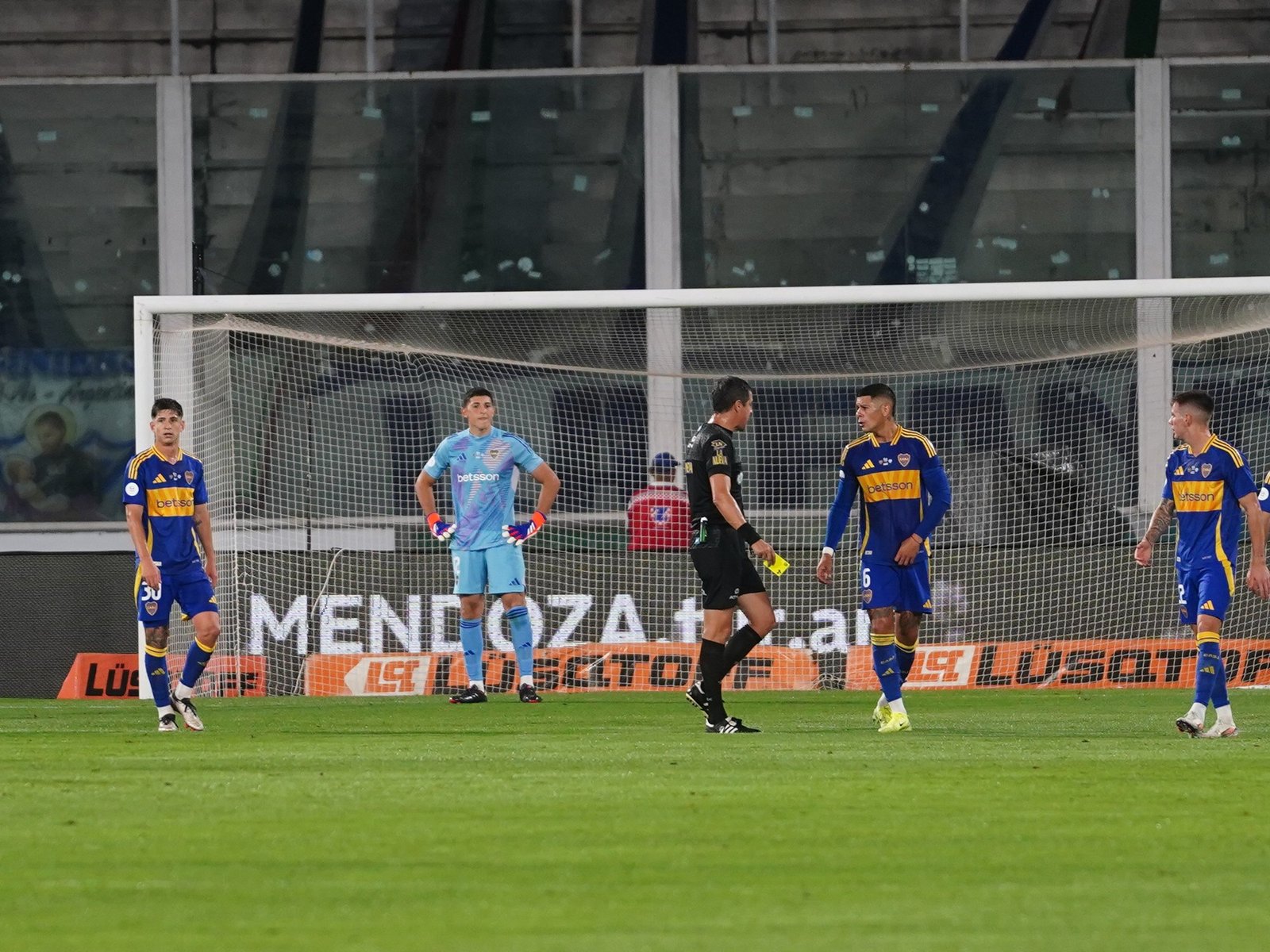 El doble error de Nicolás Figal que terminó en gol en contra y complicó a Boca contra Vélez en la semifinal de la Copa Argentina