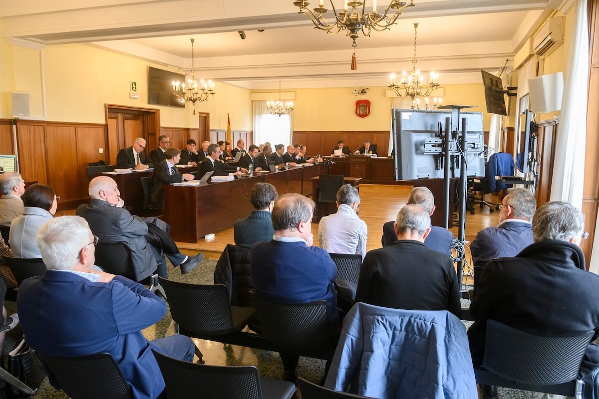 El exsecretario general de UGT Andalucía y su cúpula directiva, condenados a tres años de prisión y 50 millones de multa por fraude en subvenciones | España