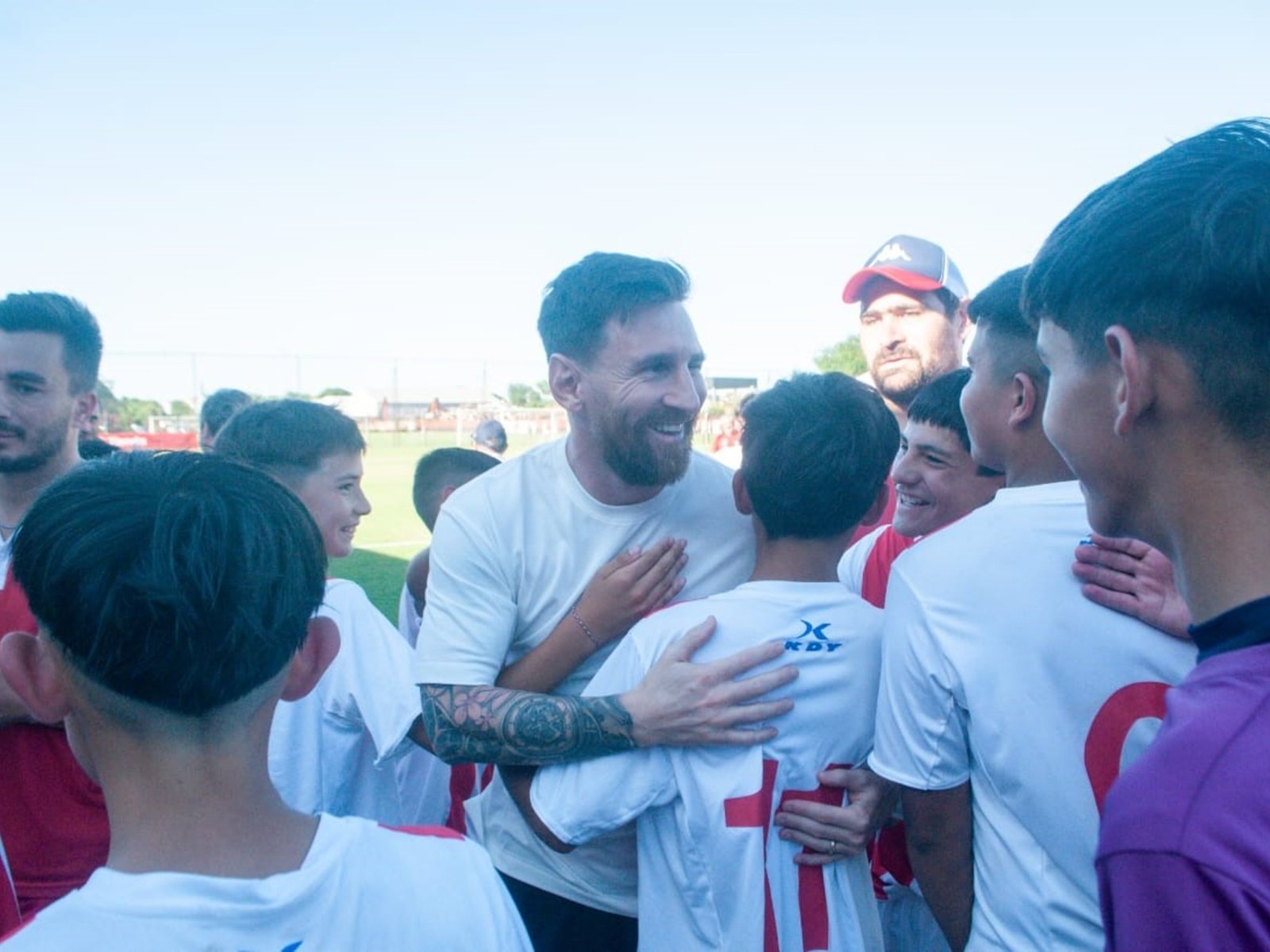 El gesto de Lionel Messi con juveniles de Unión de Santa Fe antes del debut de Thiago en la Newell’s Cup: “El sueño de todos”