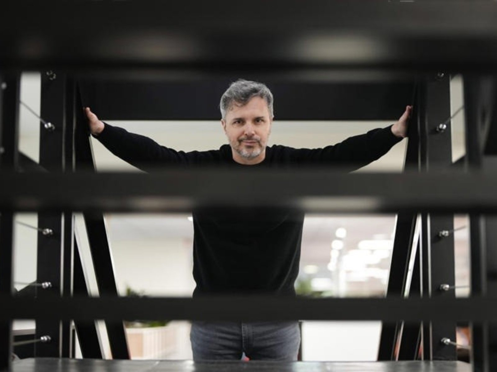 “El mundo real cada día se parece más a un thriller”