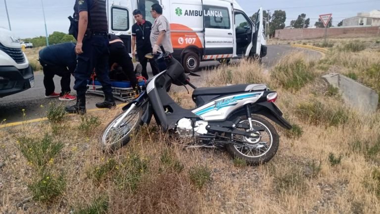 El viento le desestabilizó la moto a un vigilador y provocó que despistara en el acceso norte de Trelew