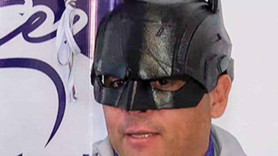En el mundo de Milei, hasta Batman está flojo de papeles | El elegido de Karina en Entre Ríos, entre el cosplay y las irregularidades