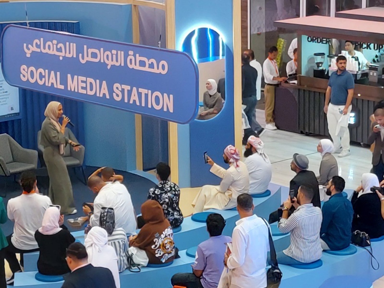 En la Feria del Libro de Sharjah, los expertos confían que la literatura “humana” sobrevivirá pese a los desafíos de la IA