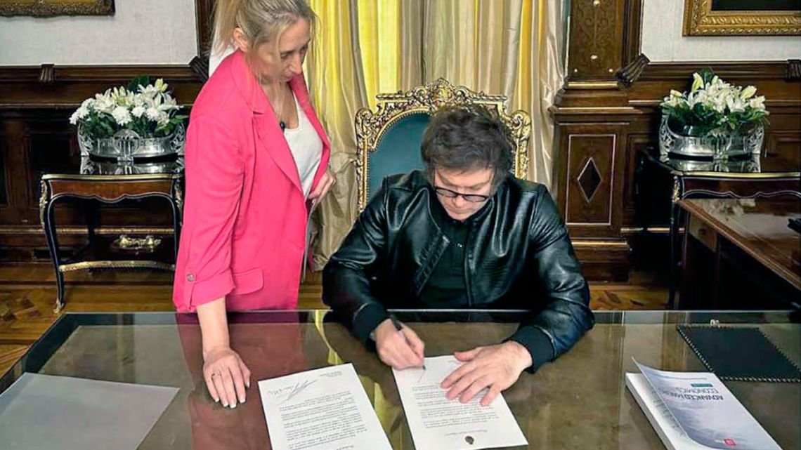 En un año, Javier Milei modificó casi 100 leyes por decreto