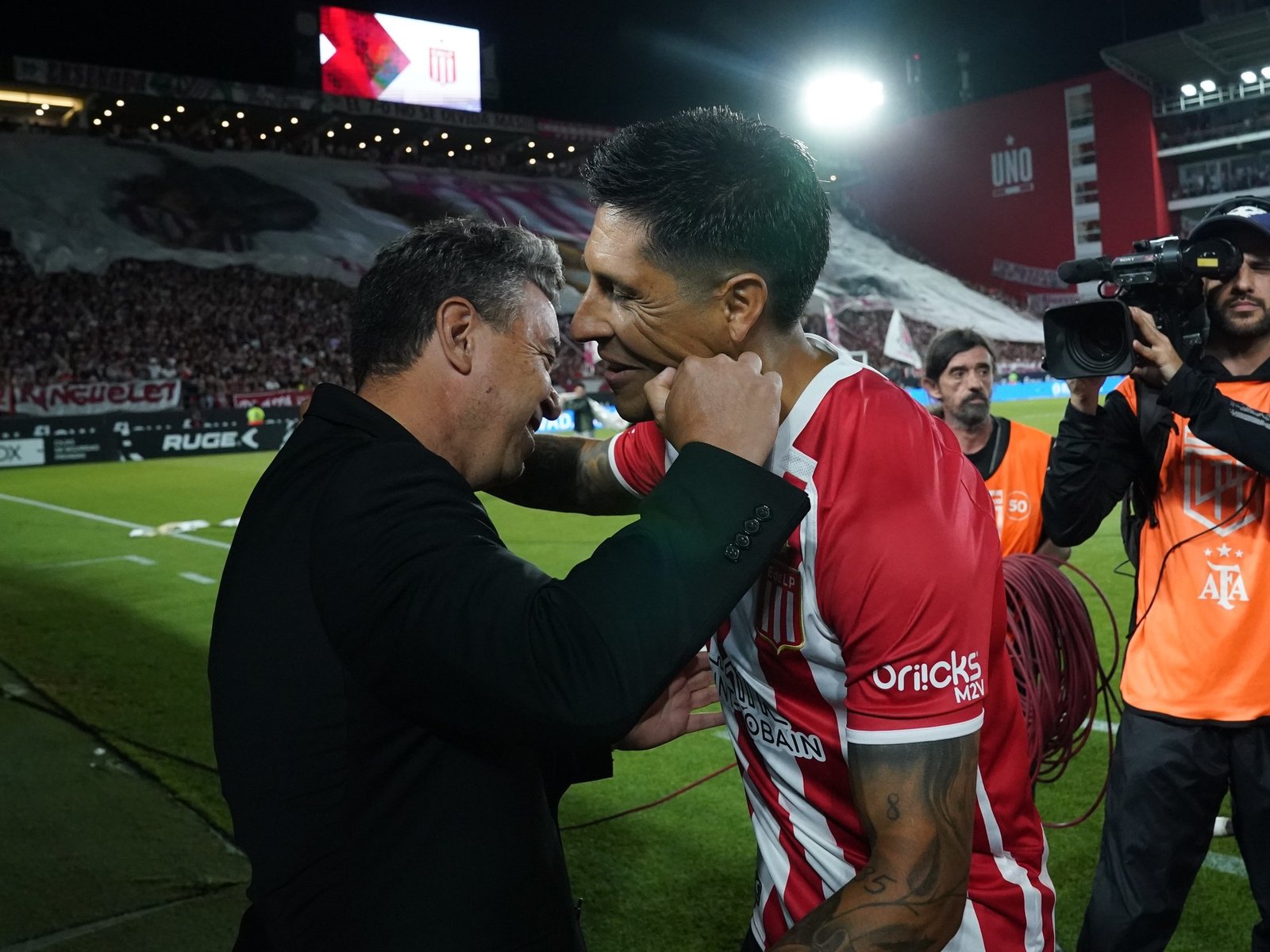 Enzo Pérez y Marcelo Gallardo y un efusivo abrazo en la cancha de Estudiantes