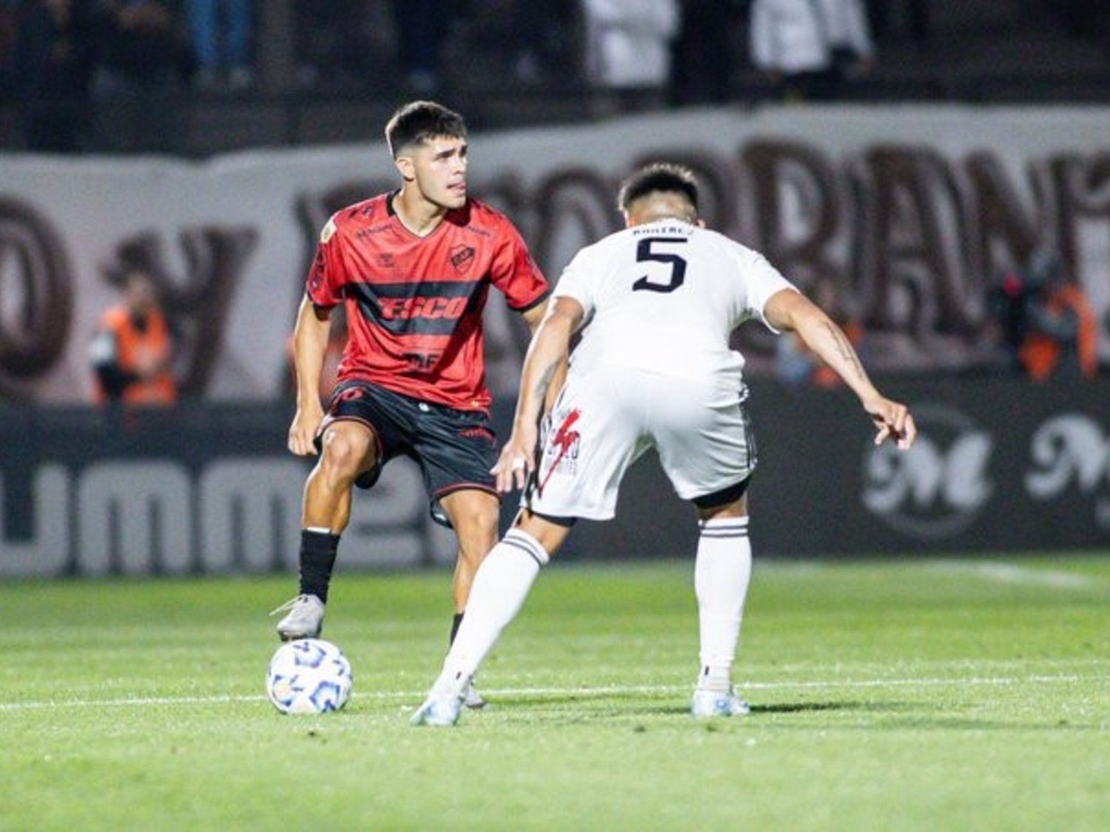 Espinoza anuló un gol increíble para Platense y favoreció a Riestra, que se fue con un empate de Vicente López