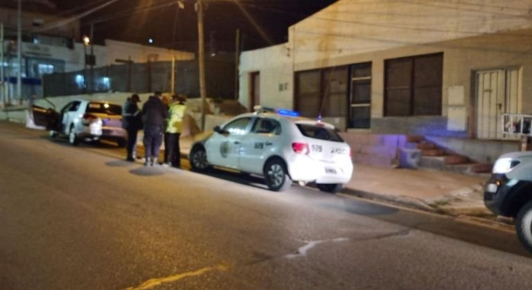 Estacionó, dejó la marcha encendida y constataron que estaba alcoholizado