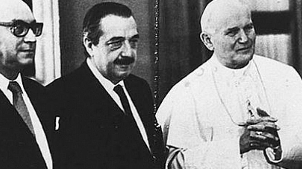 Ex cancilleres en contra de la ausencia de funcionarios argentinos en el Vaticano por decisión de Milei 