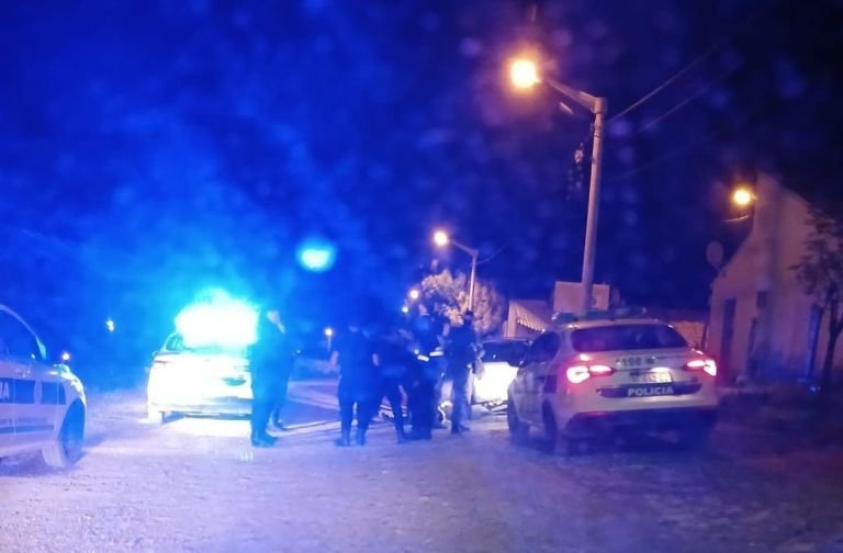 Feroces delincuentes quieren robar una camioneta y luego de golpear balean al hombre que la cuidaba