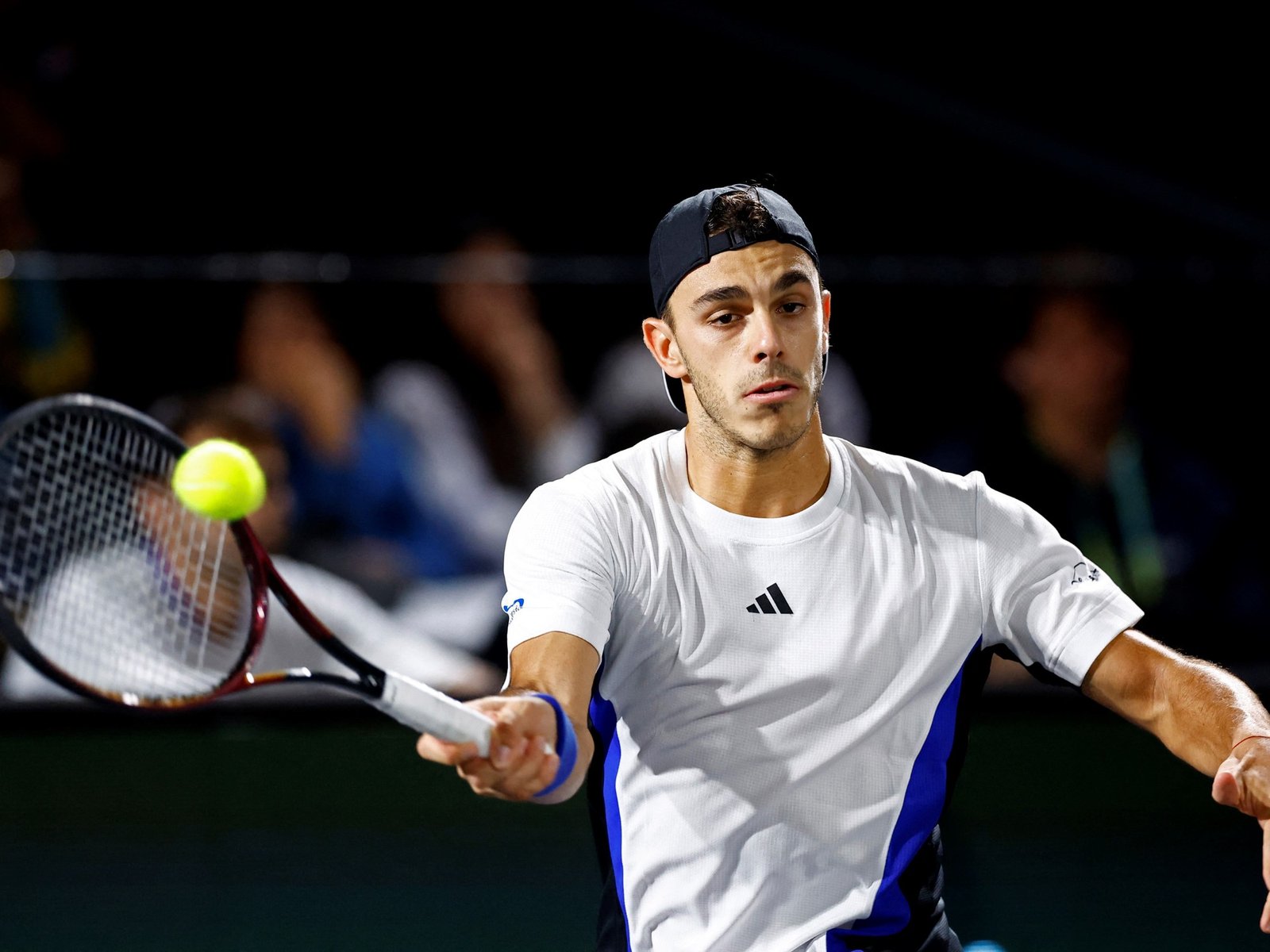 Francisco Cerúndolo debutó con un sólido triunfo y quedó a dos partidos de ser la raqueta N1° de Argentina