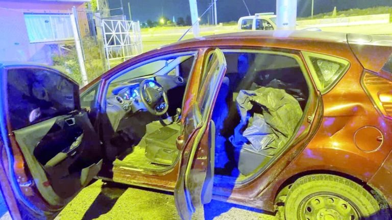 Fueron a asaltar una pollería y debieron huir cuando se activó la alarma: andaban en un auto robado con las patentes cambiadas