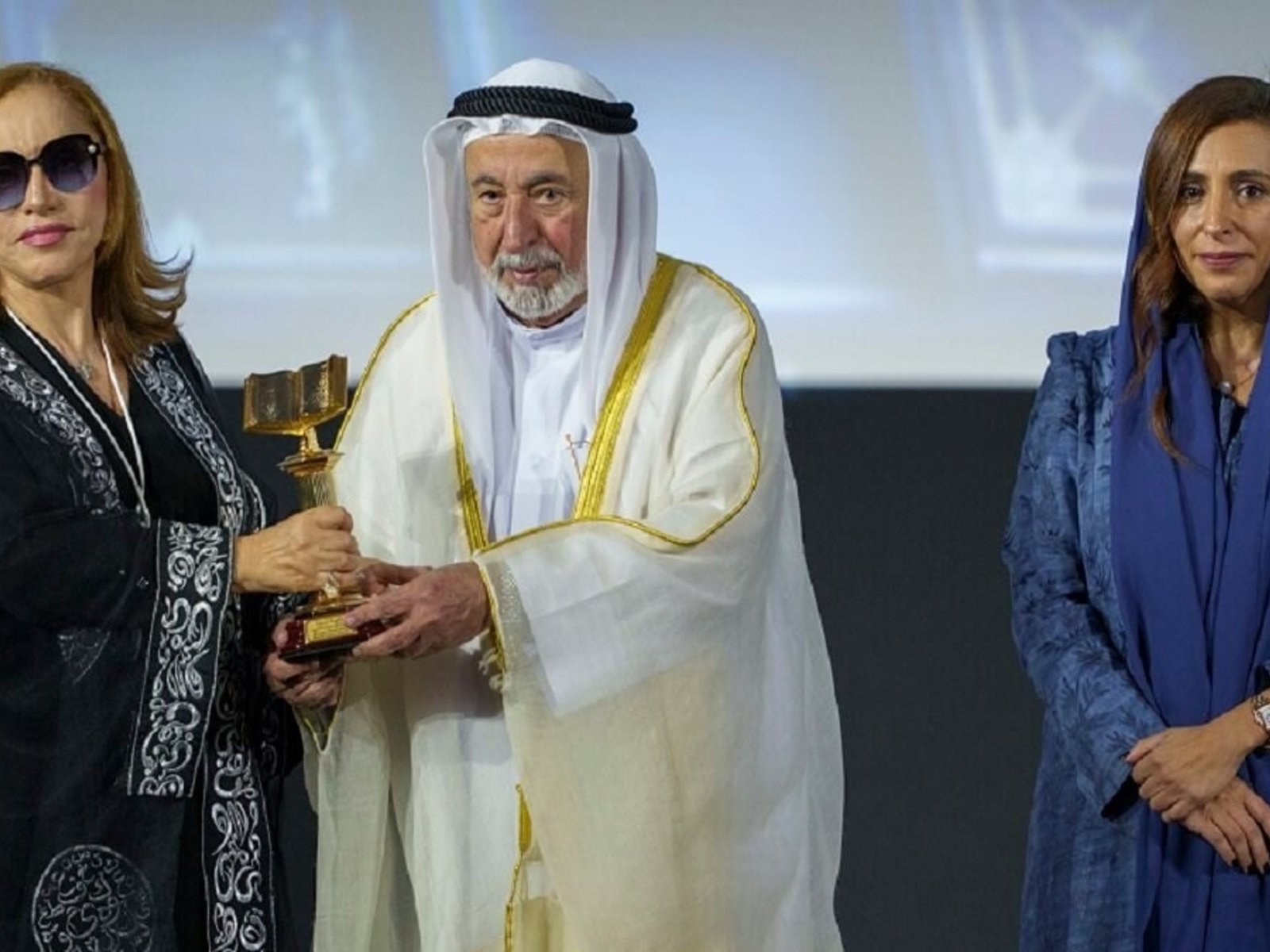 Furor en Sharjah por los libros y un encuentro con Javier Cercas lleno de anuncios