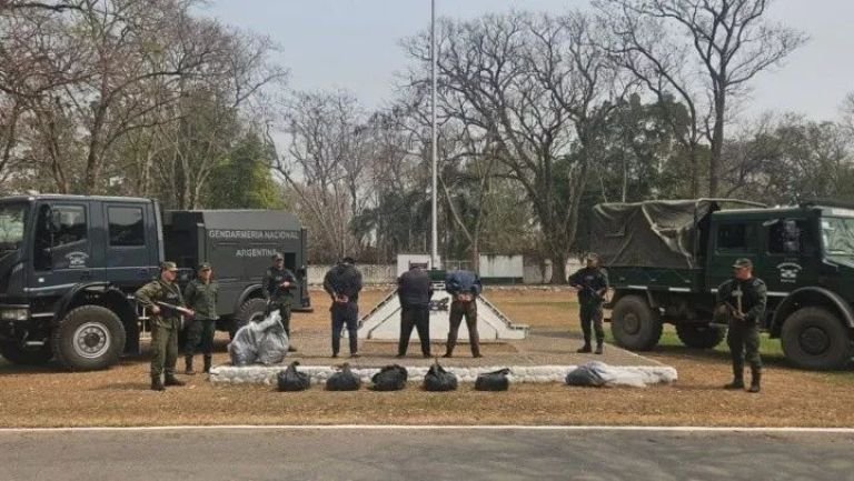 Gendarmes y policías se tirotearon con narcomochileros: detuvieron a 3 personas, una murió