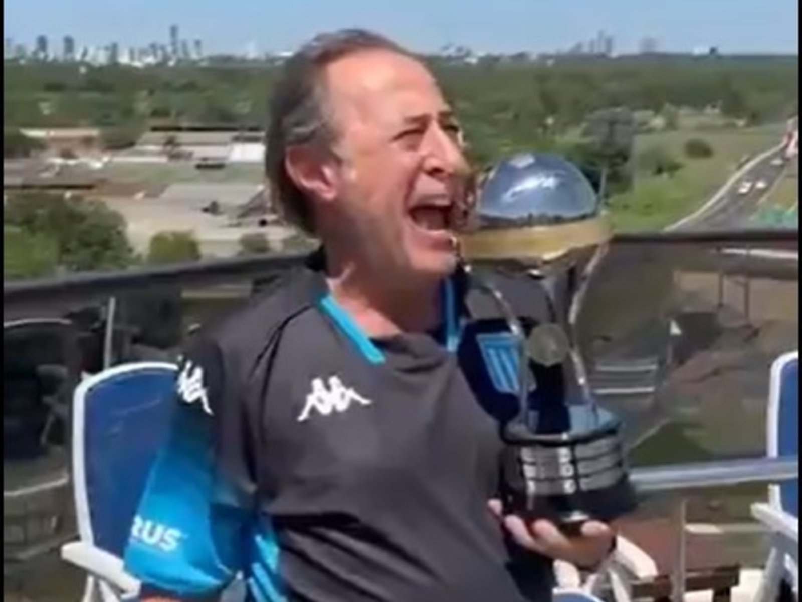 Guillermo Francella hizo su icónico saludo con la Copa Sudamericana y enloqueció a los hinchas de Racing desde Paraguay