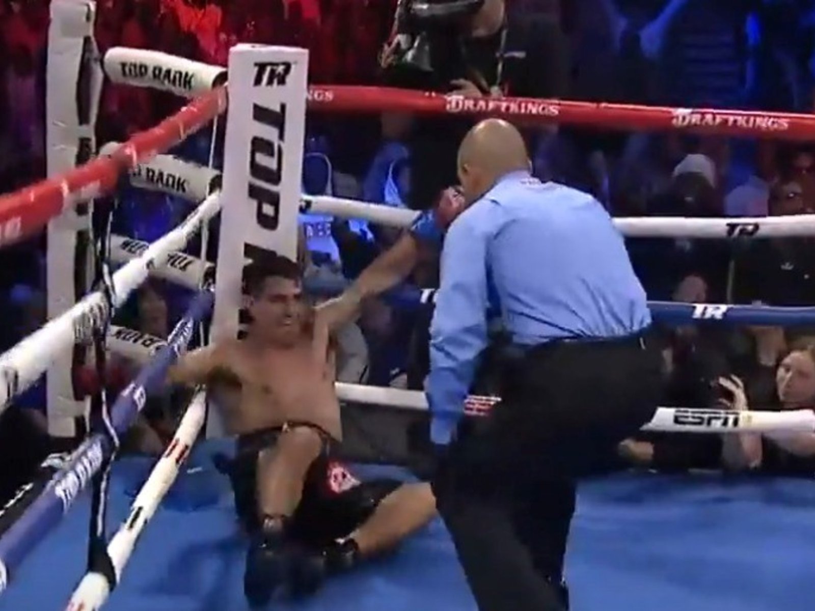 Gustavo Lemos fue noqueado en el segundo round, luego de caer tres veces de manera estrepitosa