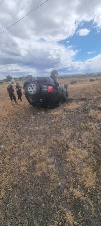 Hermanos ilesos tras volcar en una rotonda