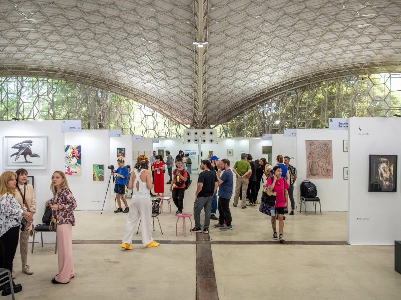 Hervidero de artistas en MAC, el ritual de la feria cordobesa