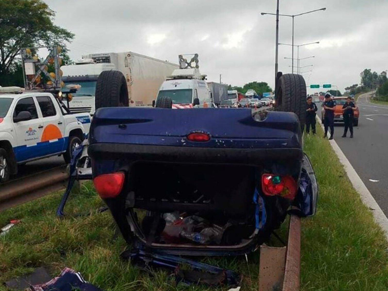 Hinchas de Racing volvían de Paraguay y volcaron sobre la Panamericana: hay cinco heridos