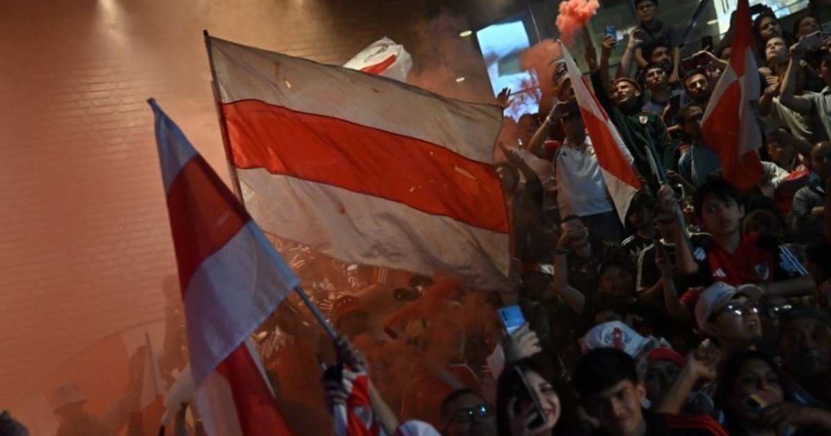 Impactante recibimiento para River en Córdoba :: Olé