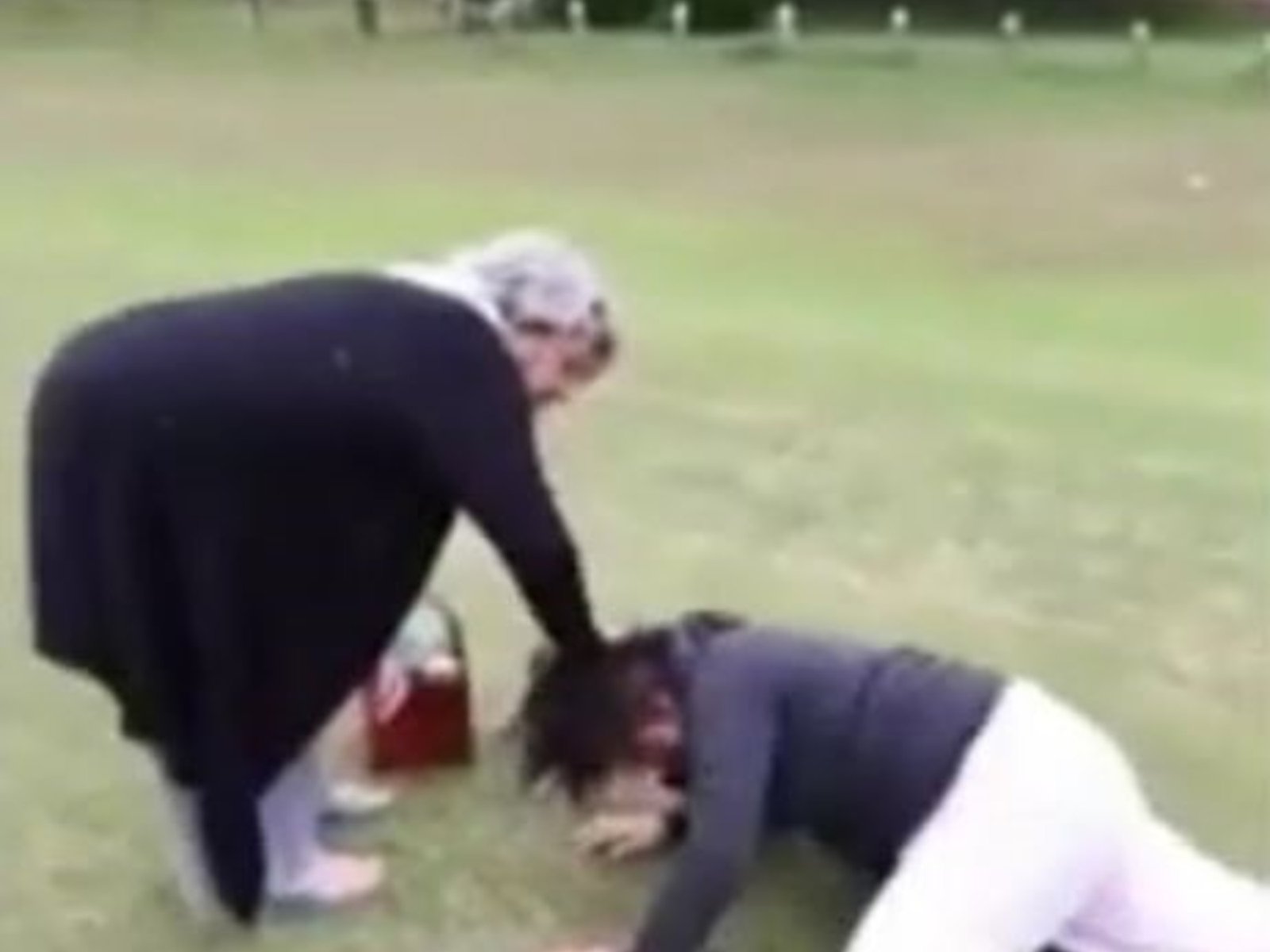 Imputaron a la pareja de golfistas que atacaron a palazos a una mujer en Pinamar