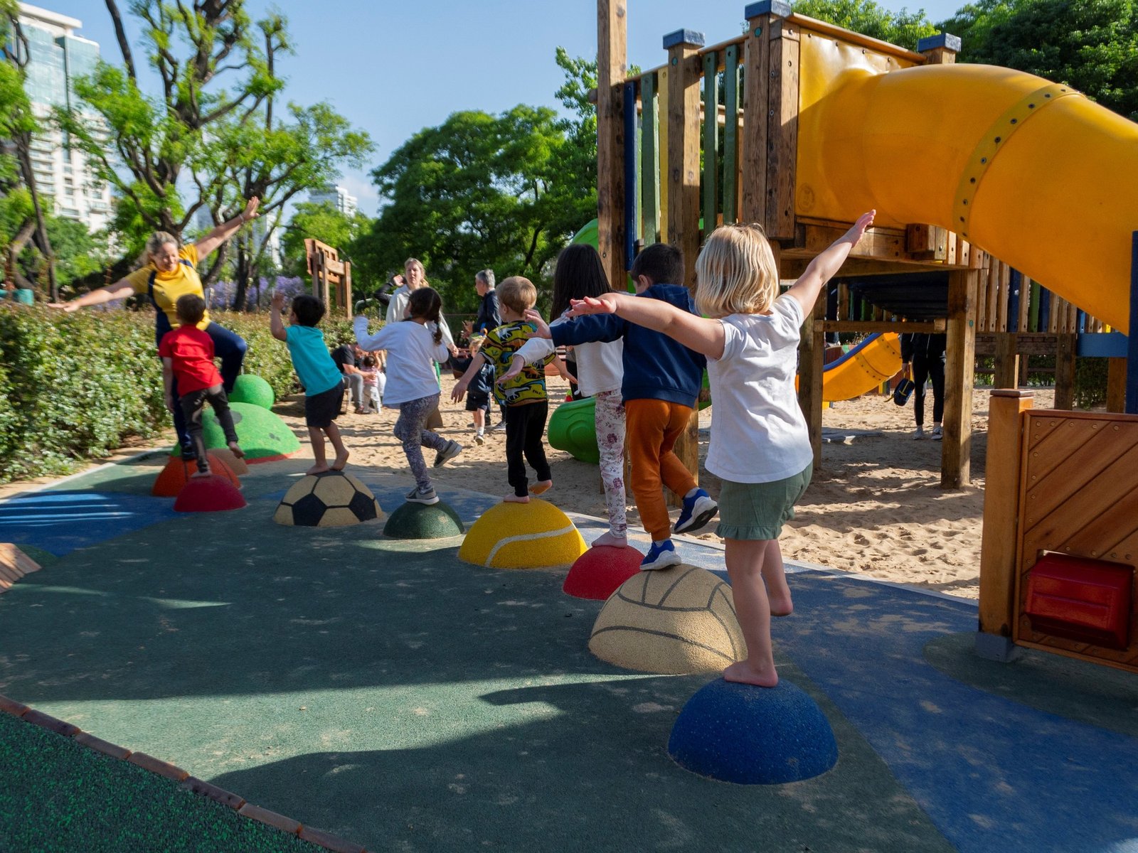 Inauguraron una plaza con juegos para chicos en el Club de Amigos