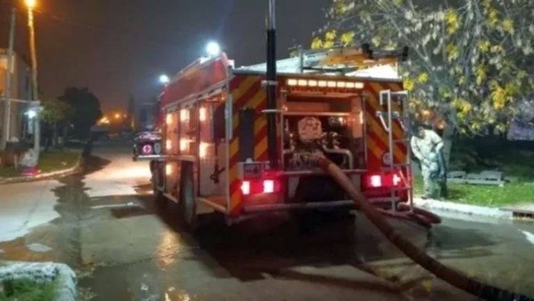 Incendio y tragedia: una mujer y sus dos hijos murieron al prenderse fuego la casa mientras dormían