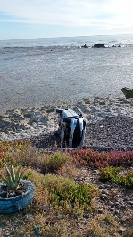 Insólito “estacionamiento” de un 206 en la playa El Faro