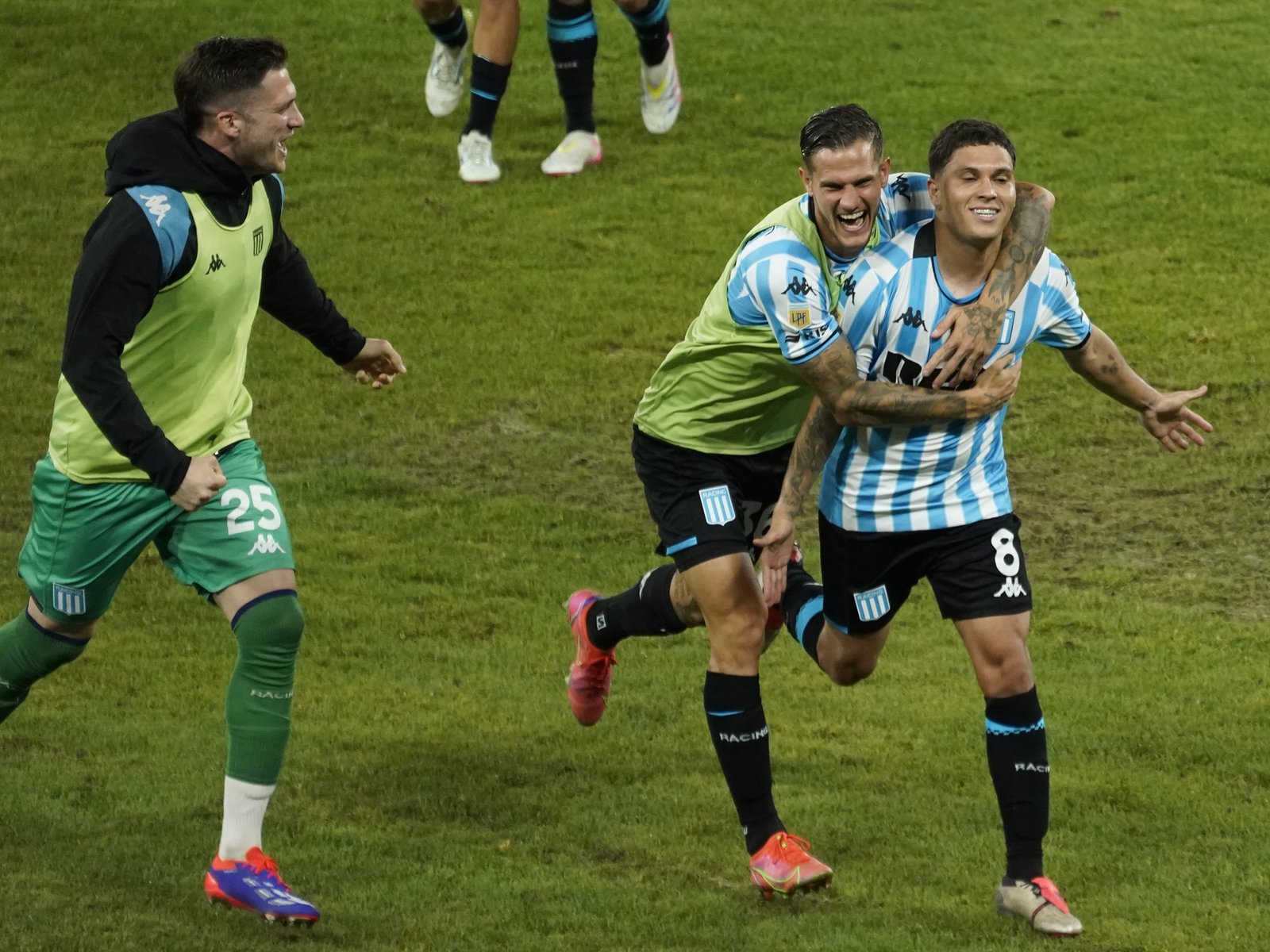 Juanfer volvió a frotar la lámpara y le dio la victoria a Racing que molesta en la Liga y se mete en zona de Libertadores