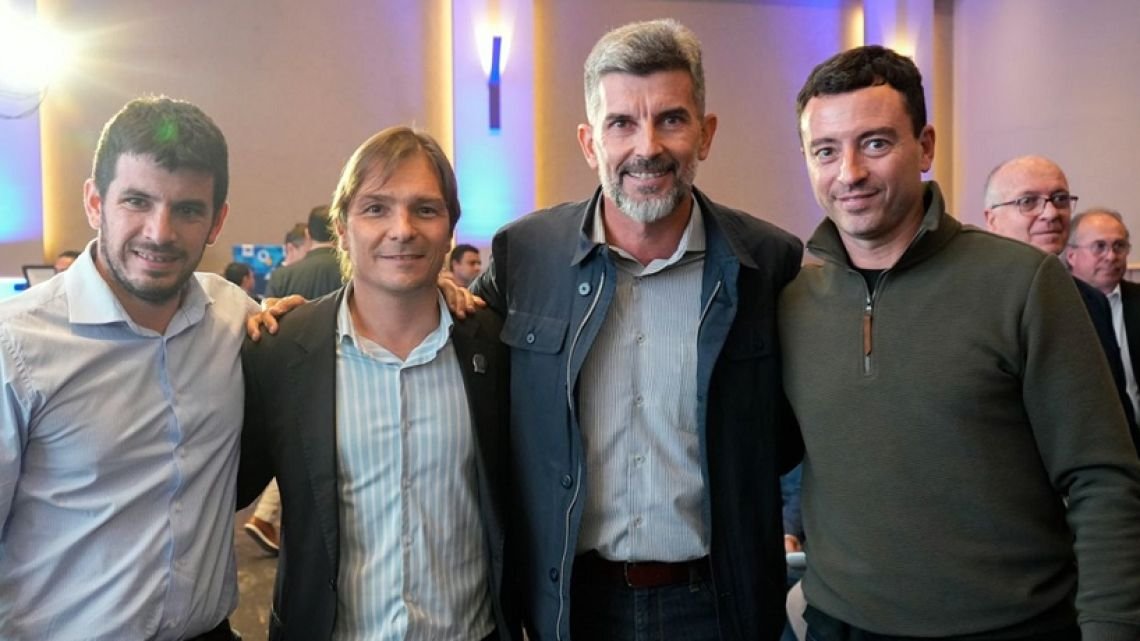 Junto a intendentes, De Loredo exhibió músculo político y lanzó un tiro por elevación a Lousteau