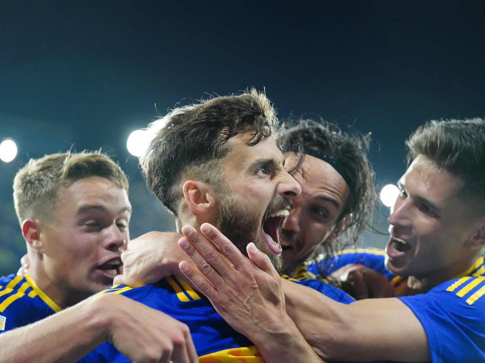 La Bombonera festejó como en sus mejores días una goleada de Boca, que dejó atrás las dudas y renovó la ilusión de la mano de Gago